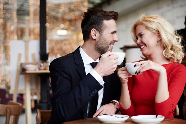 Scène romantique de couple joyeux