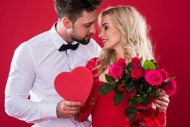 Photo gratuite scène romantique sur fond rouge