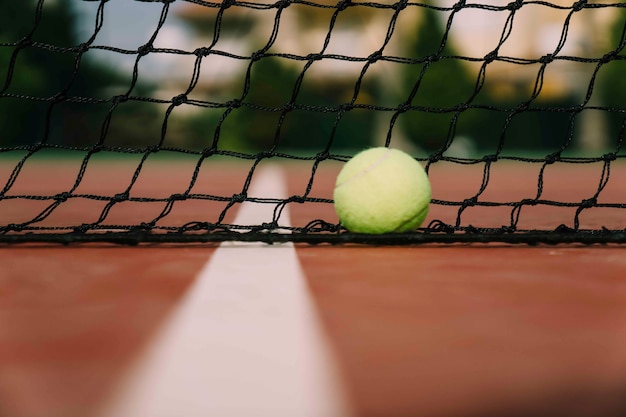 Scène de tennis avec filet et balle