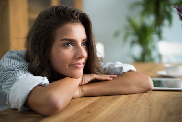 Scène tranquille de jeune femme dans le salon