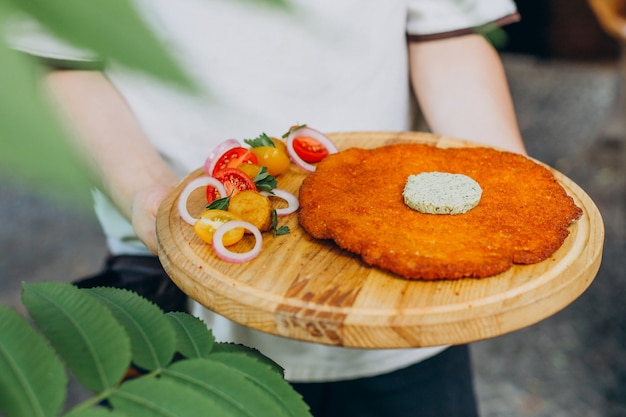 Photo gratuite schnitzel rôti sur plaque avec légumes