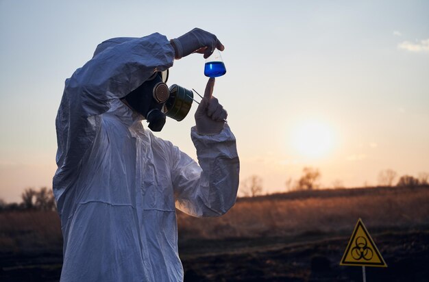 Scientifique faisant des tests de laboratoire sur le terrain après un incendie