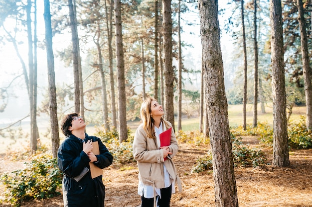 Les scientifiques étudient les espèces végétales de la forêt. Écologiste scientifique inspecter les arbres