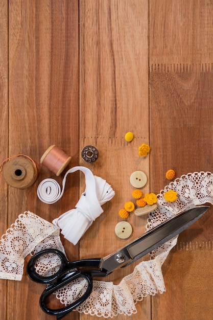 Photo gratuite scissor avec de la dentelle et des boutons