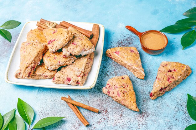 Scones anglais traditionnels faits maison avec framboises congelées et cannelle, vue du dessus