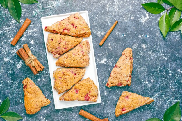 Scones anglais traditionnels faits maison avec framboises congelées et cannelle, vue du dessus