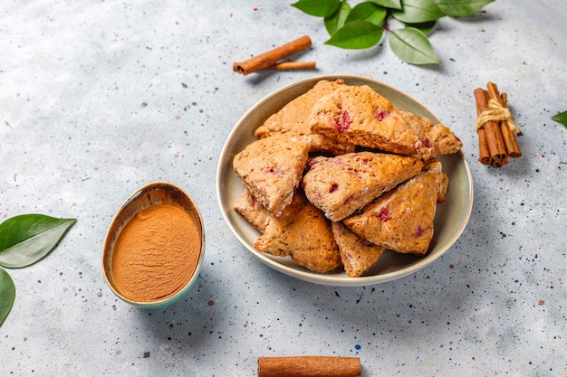 Scones anglais traditionnels faits maison avec framboises surgelées et cannelle, vue du dessus