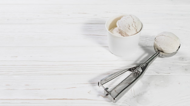 Photo gratuite scoop avec boule de glace près de la coupe