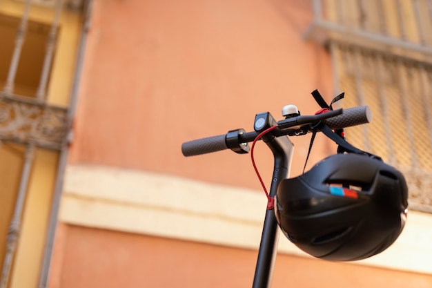 Scooter électrique avec un casque dans la ville