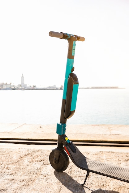 Photo gratuite scooters électriques sans quai garés sur le quai