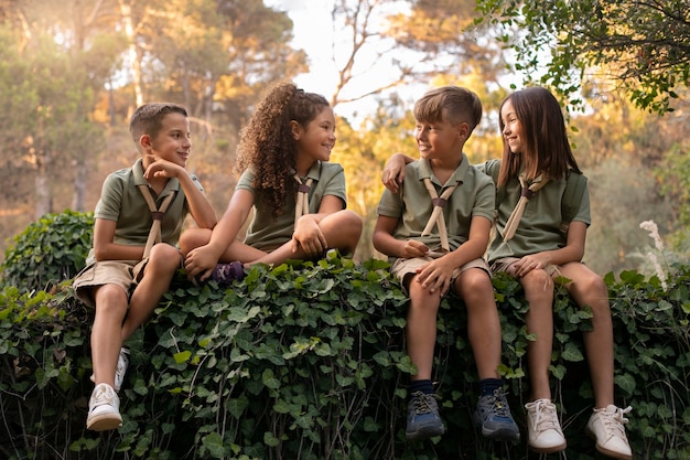 Photo gratuite les scouts passent du temps dans la nature