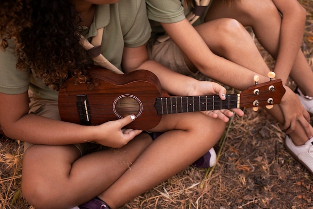 Photo gratuite les scouts passent du temps dans la nature