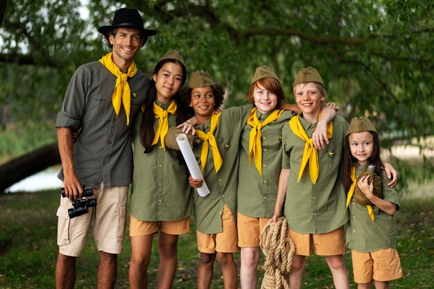 Scouts souriants vue de face dans la nature