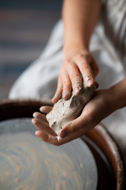 Sculpteur féminin travaillant avec de l'argile dans le studio