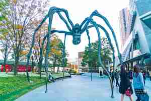 Photo gratuite une sculpture d'araignée de louise bourgeois, située à la base du bâtiment de la tour mori dans les collines de roppongi