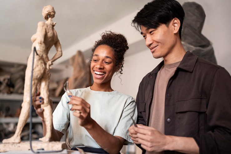 Photo gratuit sculpture en argile de personnes souriantes à coup moyen