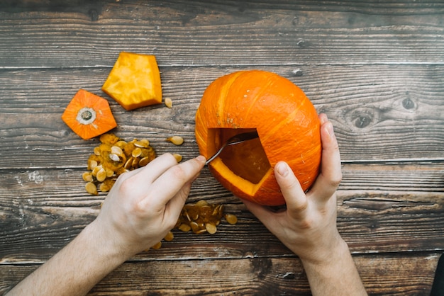 Photo gratuite sculpture de citrouille d'halloween sur table