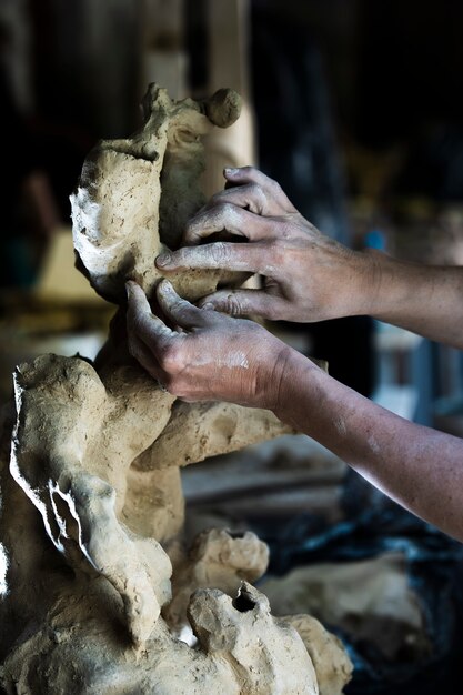 Sculpture contemporaine dans l'atelier