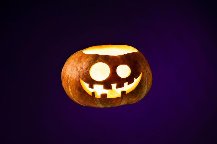 Photo gratuit sculpture effrayante de citrouille d'halloween