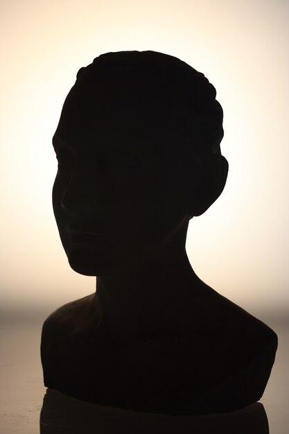 sculpture sombre de la femme