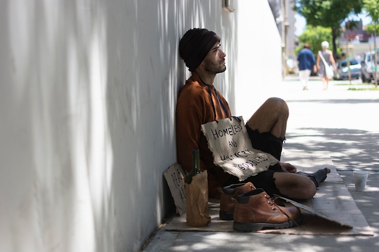 Photo gratuit sdf assis sur le sol dans les rues