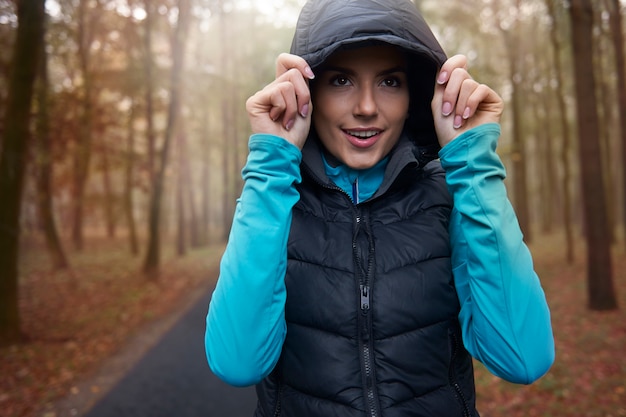 Photo gratuite se cacher avant le mauvais temps sous le capot