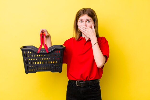 se couvrir la bouche avec les mains avec un choc