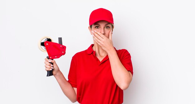 se couvrir la bouche avec les mains avec un choc