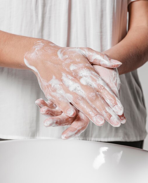 Se laver les mains en frottant avec du savon vue de face