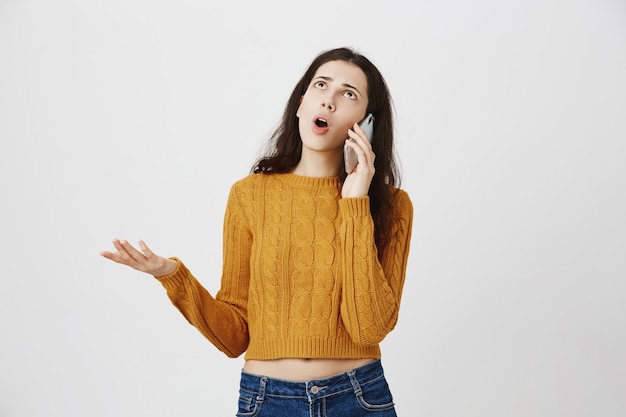 Se plaindre fille frustrée se disputer sur appel téléphonique, parler et rouler les yeux bouleversé