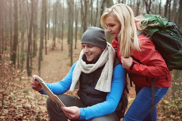 Se reposer dans la forêt d'automne