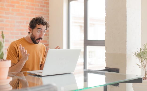 se sentir extrêmement choqué et surpris anxieux et paniqué avec un regard stressé et horrifié