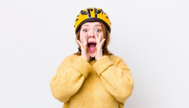 Se sentir heureux en criant fort avec les mains près de la bouche