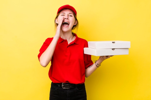 Se sentir heureux en criant fort avec les mains près de la bouche