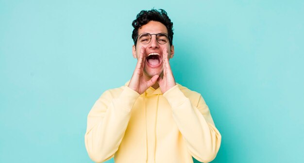 Se sentir heureux, excité et positif en criant fort avec les mains à côté de la bouche en criant