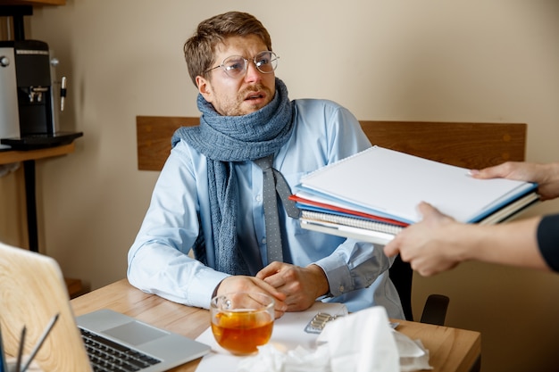 Photo gratuite se sentir malade et fatigué