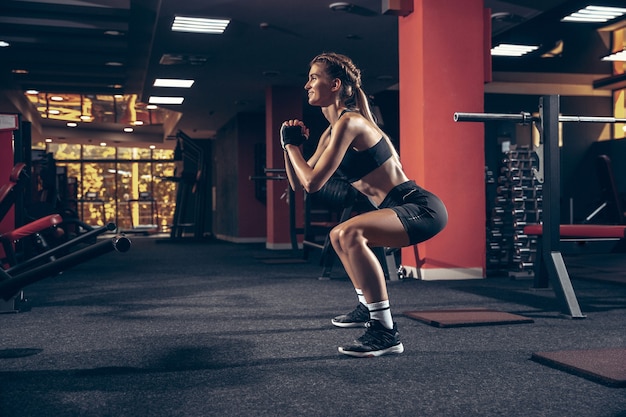 Séance d'entraînement de formation de belle jeune femme sportive dans le gymnase