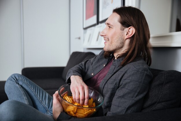 Séance, maison, intérieur, manger, chips