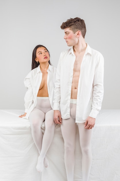 Photo gratuite séance photo boudoir avec des modèles en blanc
