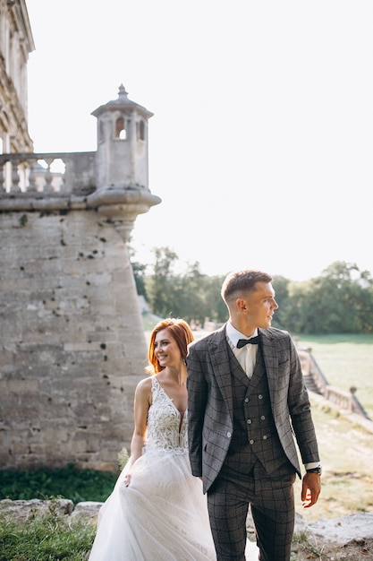 Séance photo de mariage pour jeune couple à l'extérieur