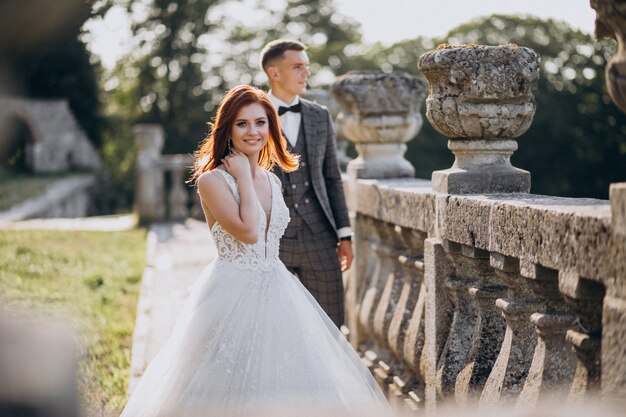 Séance photo de mariage pour jeune couple à l'extérieur