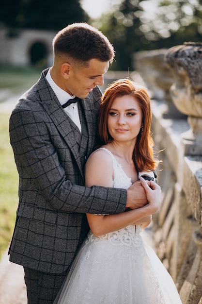 Séance photo de mariage pour jeune couple à l'extérieur