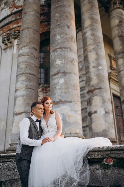 Séance photo de mariage pour jeune couple à l'extérieur