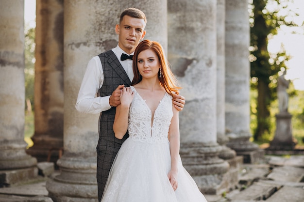 Séance photo de mariage pour jeune couple à l'extérieur