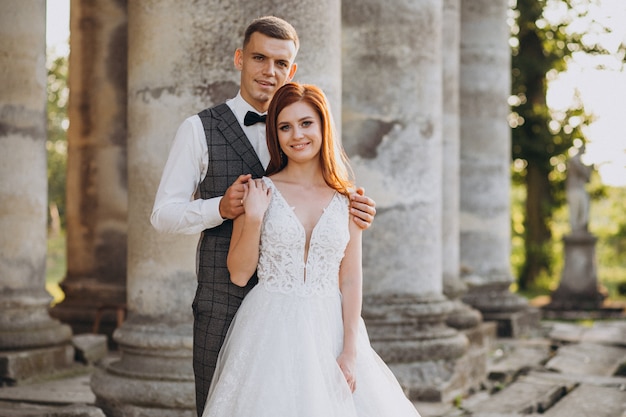 Séance photo de mariage pour jeune couple à l'extérieur