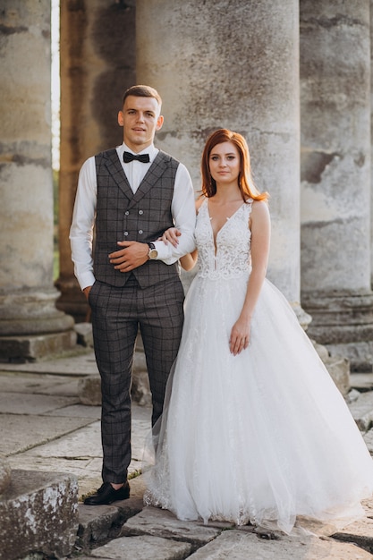 Photo gratuite séance photo de mariage pour jeune couple à l'extérieur