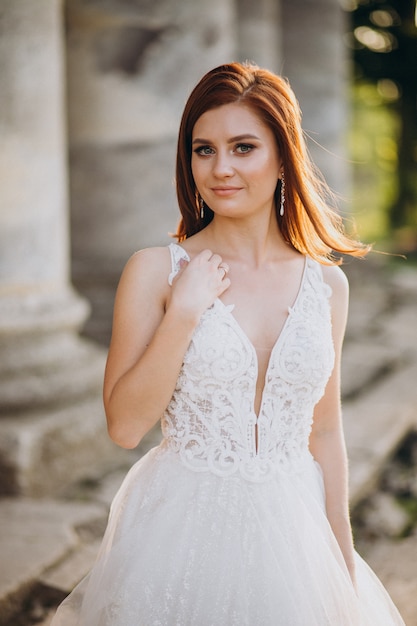 Photo gratuite séance photo de mariage pour jeune couple à l'extérieur