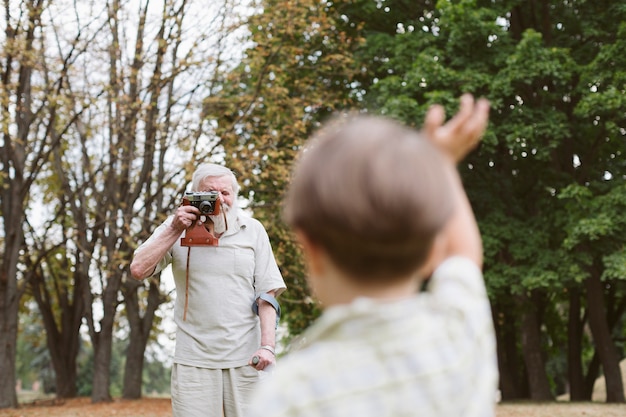 Photo gratuite séance photo avec son grand-père