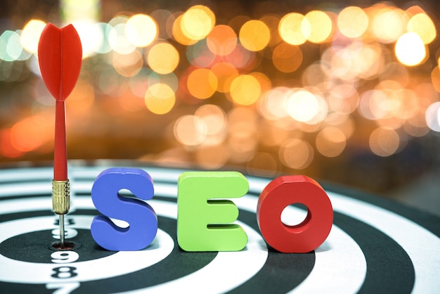 Search Engine Optimization cible le concept de marketing sur bokeh b