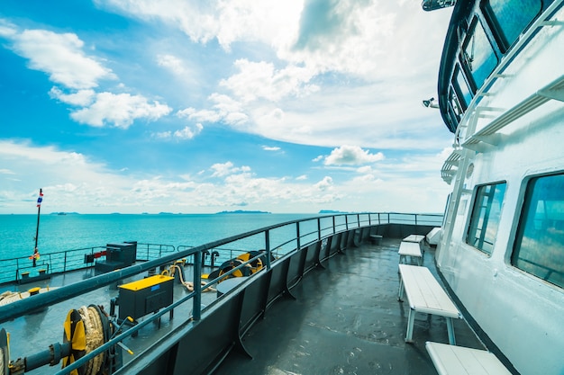 Photo gratuite seatran ferry transportant des passagers de l'embarcadère de donsak, surat